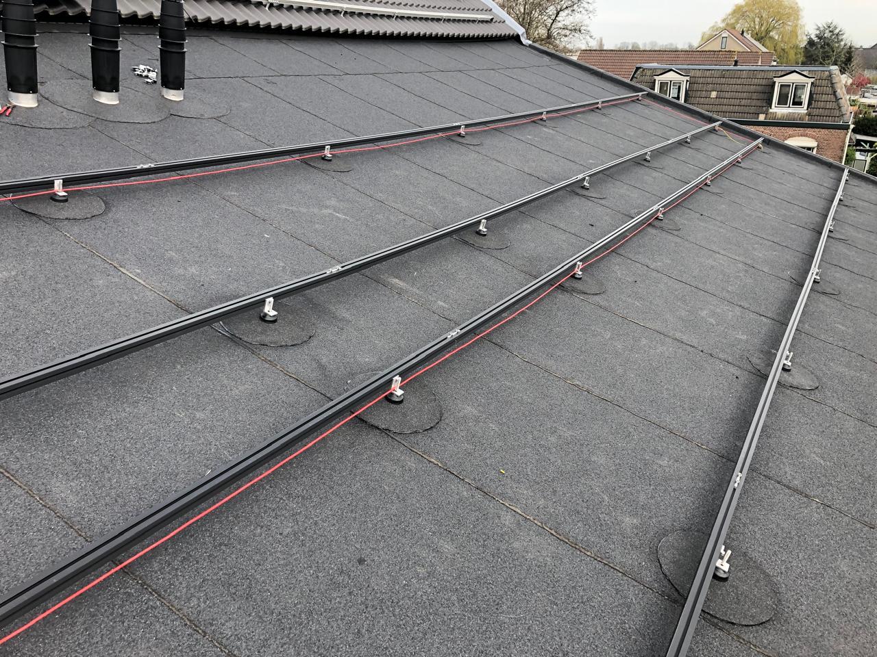 Voorbereiding van een zonnepanelenonderconstructie op een schuin bitumendak