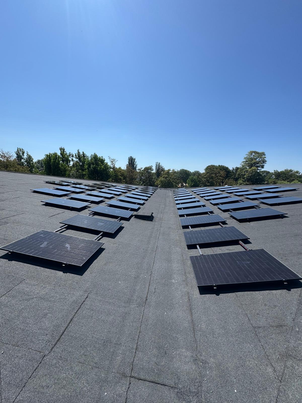 Zonnepanelen op een bitumen dak