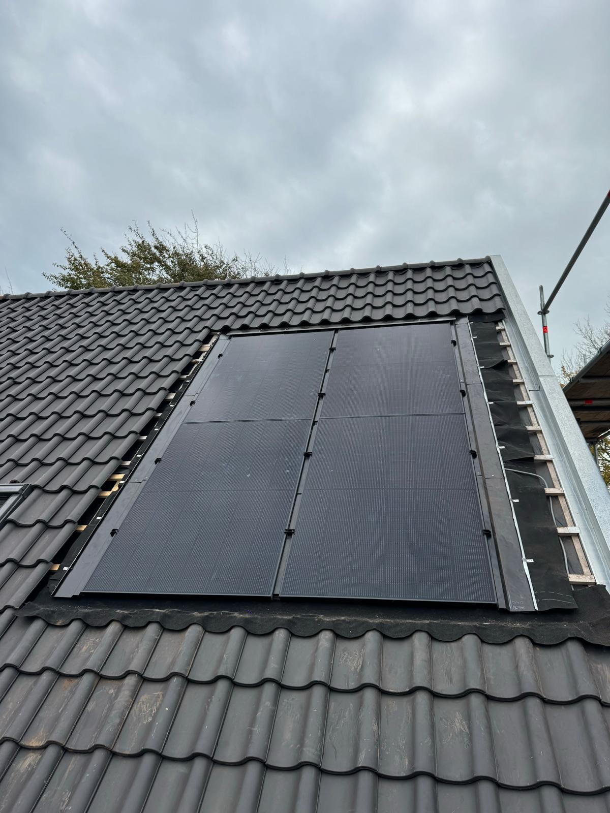 Zonnepanelen geïntegreerd in een schuin pannendak