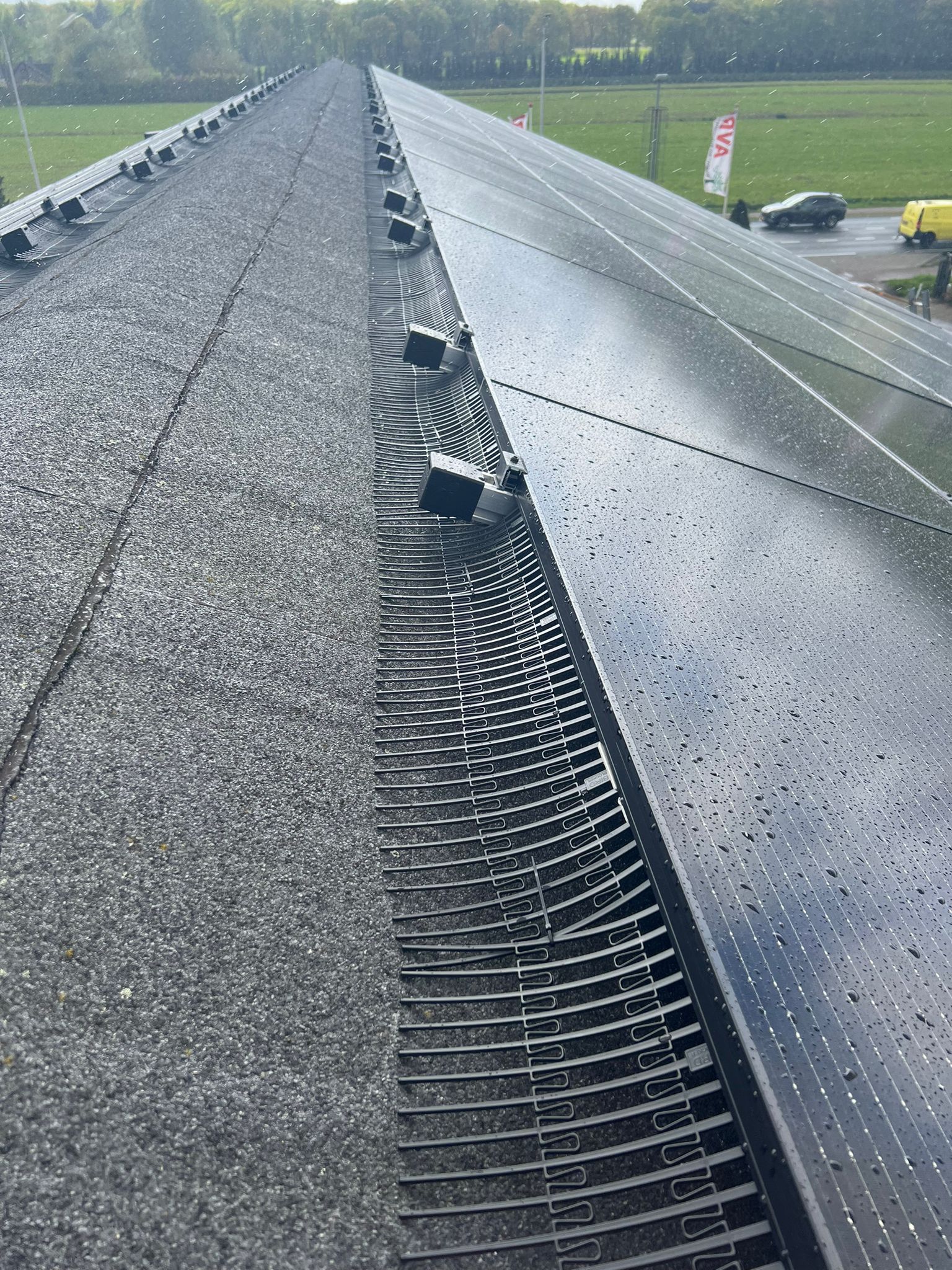 Vogelwering langs zonnepanelen op een schuin dak