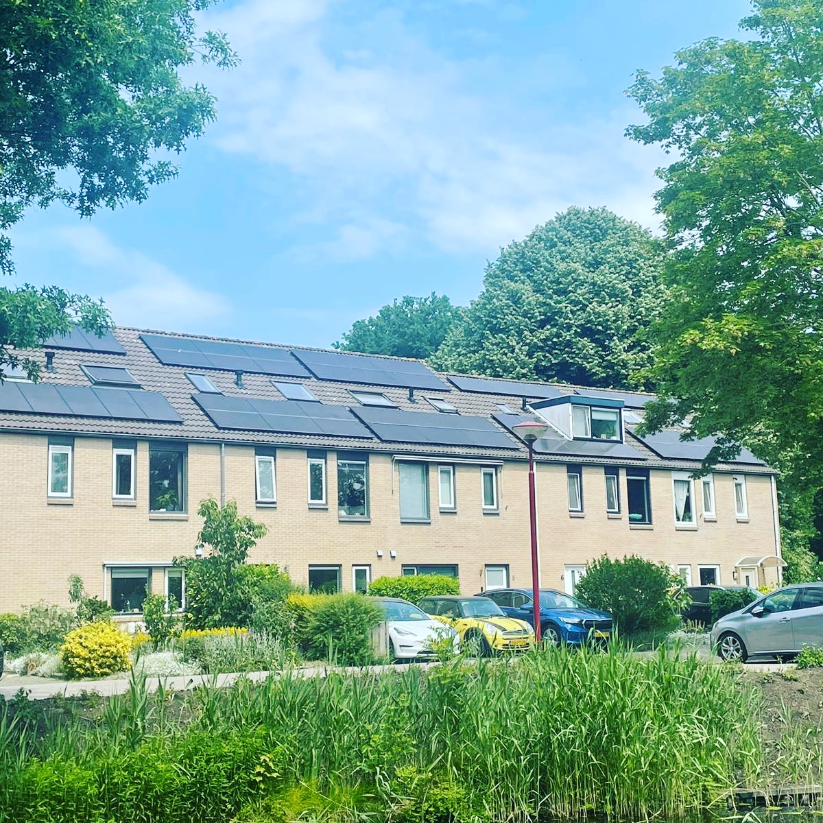 Vijf woningen met zonnepanelen op schuine daken in Vlissingen