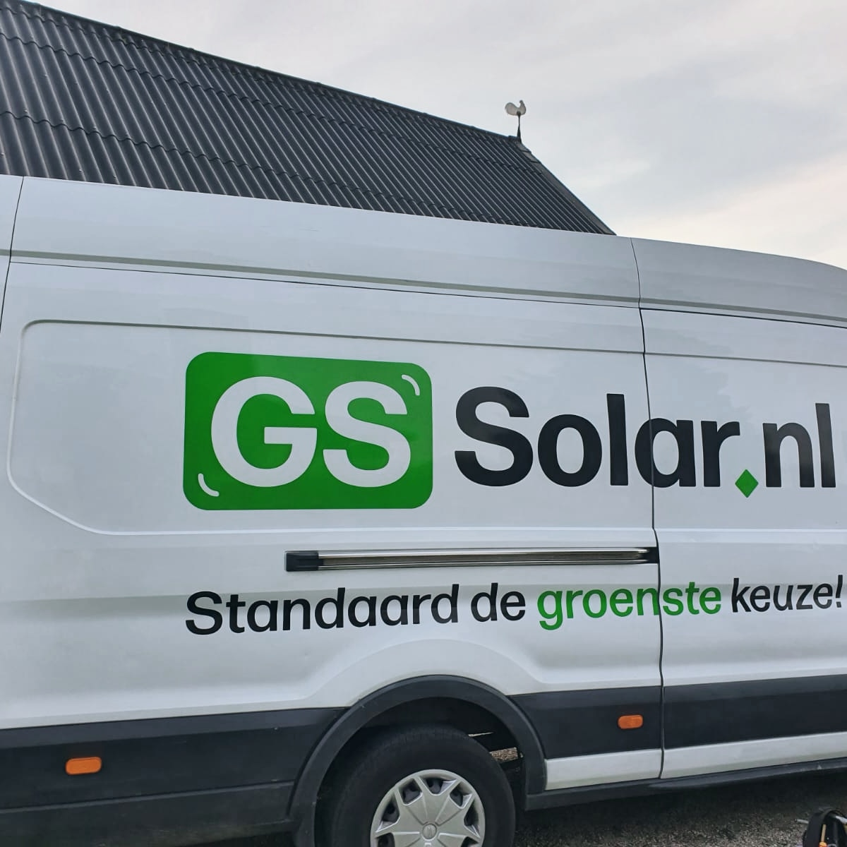 Acht zwarte zonnepanelen net geïnstalleerd op een schuin dak