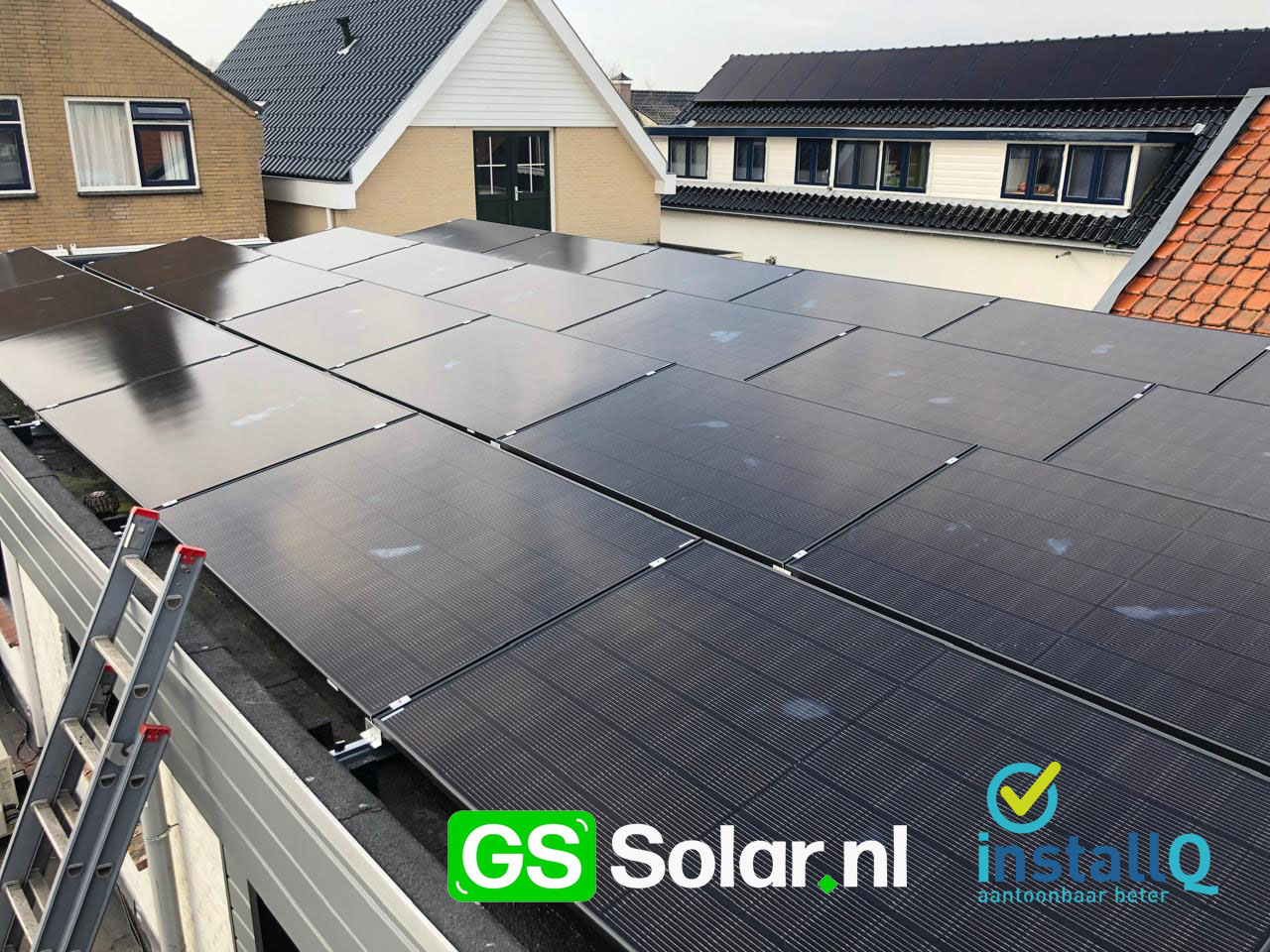 Vol gelegd plat dak van een schuur in de binnenstad