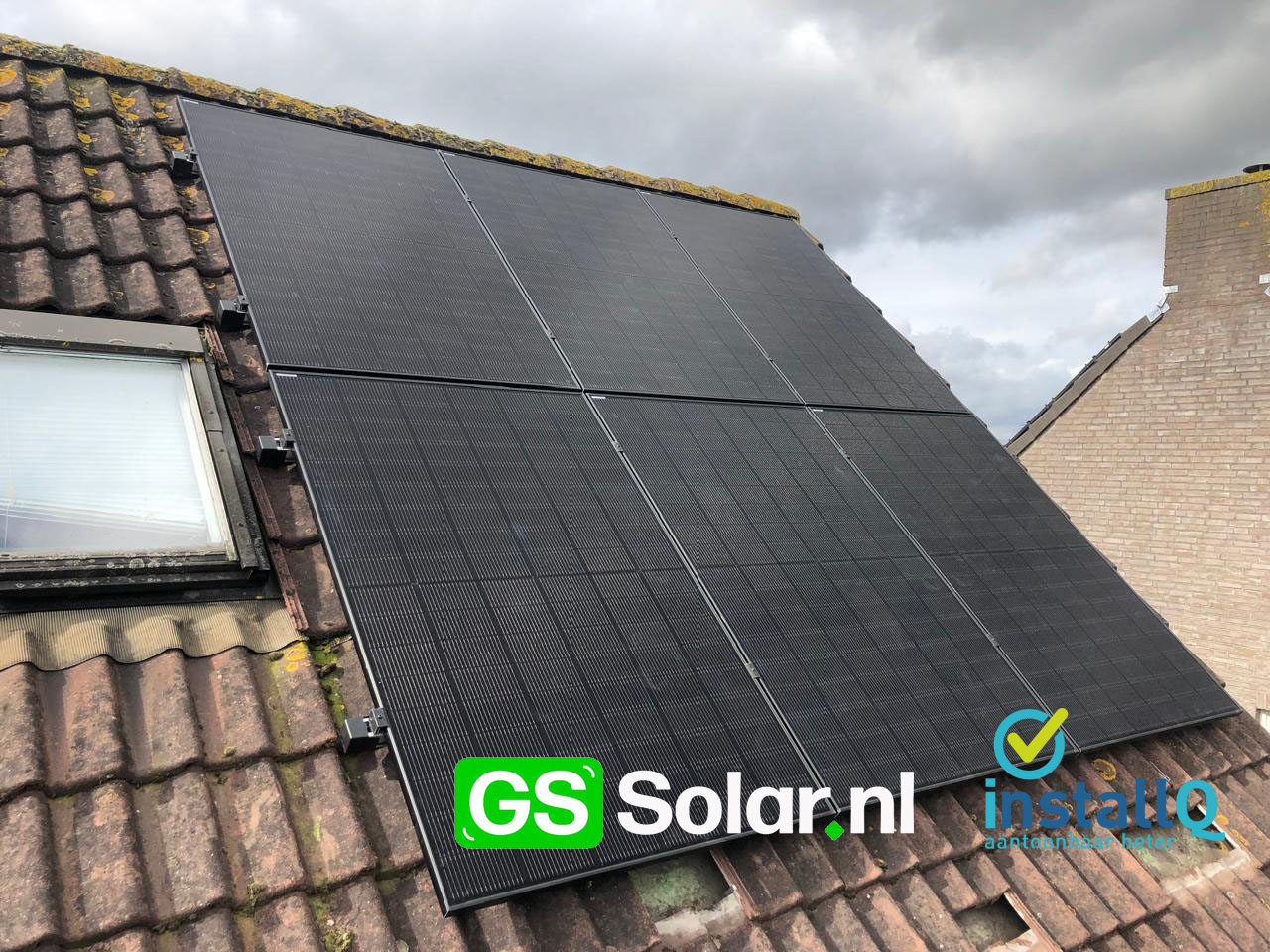 Grote daken met zonnepanelen bij stallen in het buitengebied