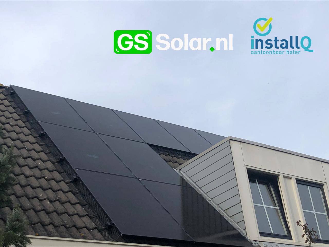 Zestien zwarte zonnepanelen op een nieuwbouwwoning van rode baksteen