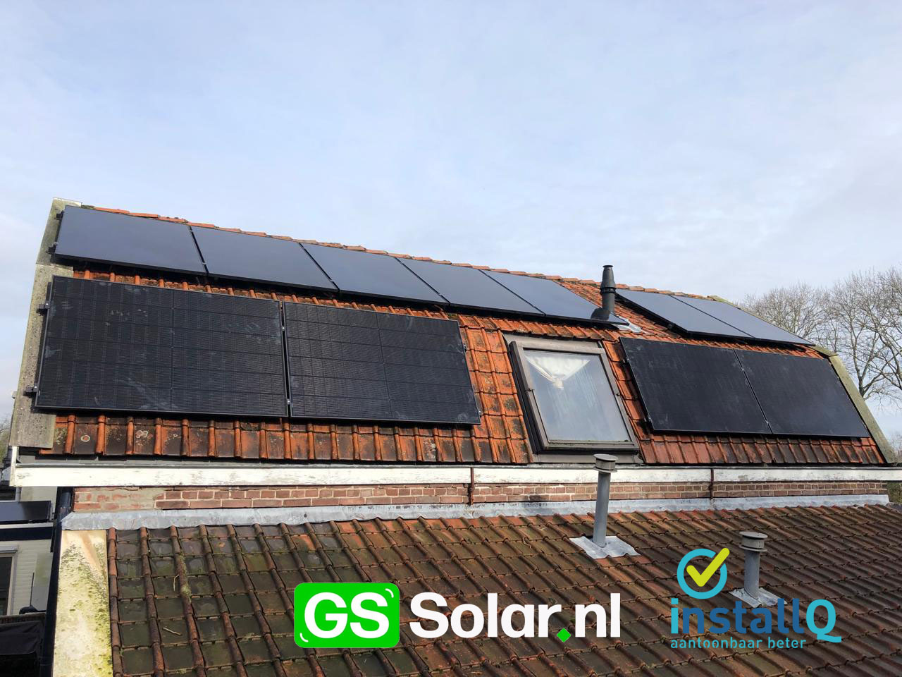 Zonnepanelen in portret en landscape op een schuin dak in een dorpskern