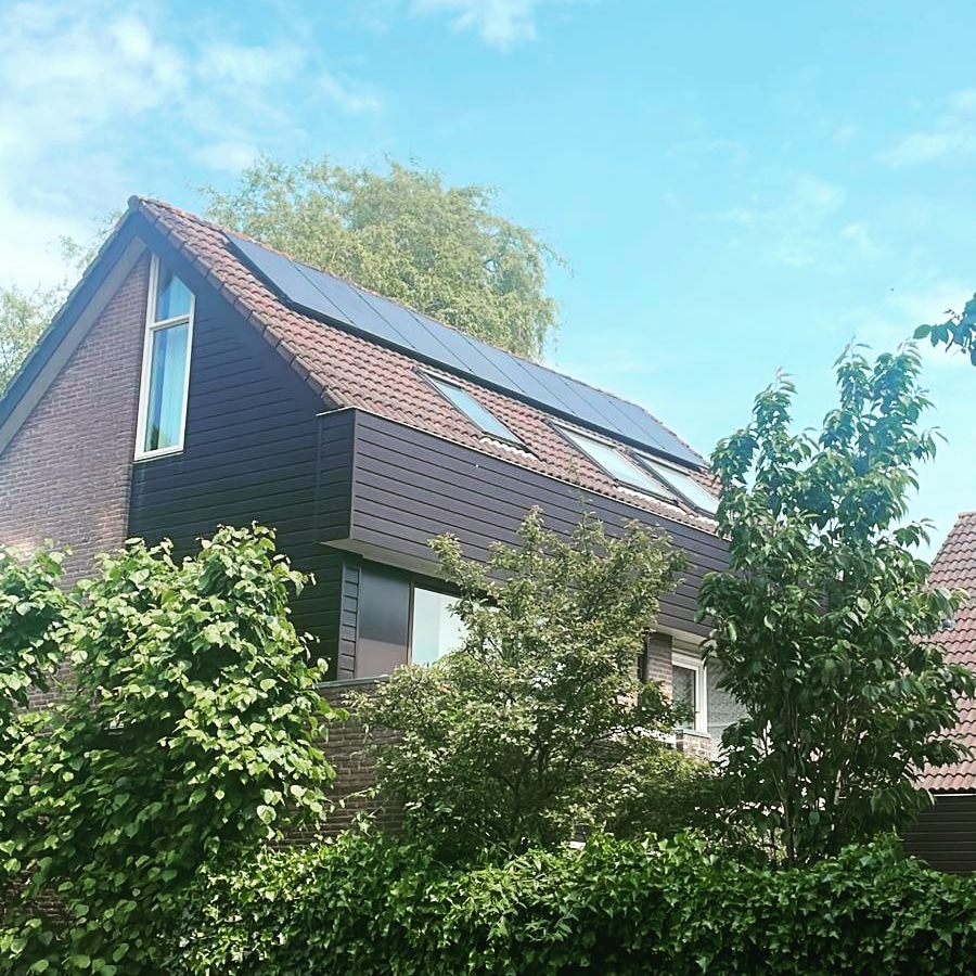 Twee-onder-een-kapwoning in een woonwijk met één rij zonnepanelen op het schuine dak