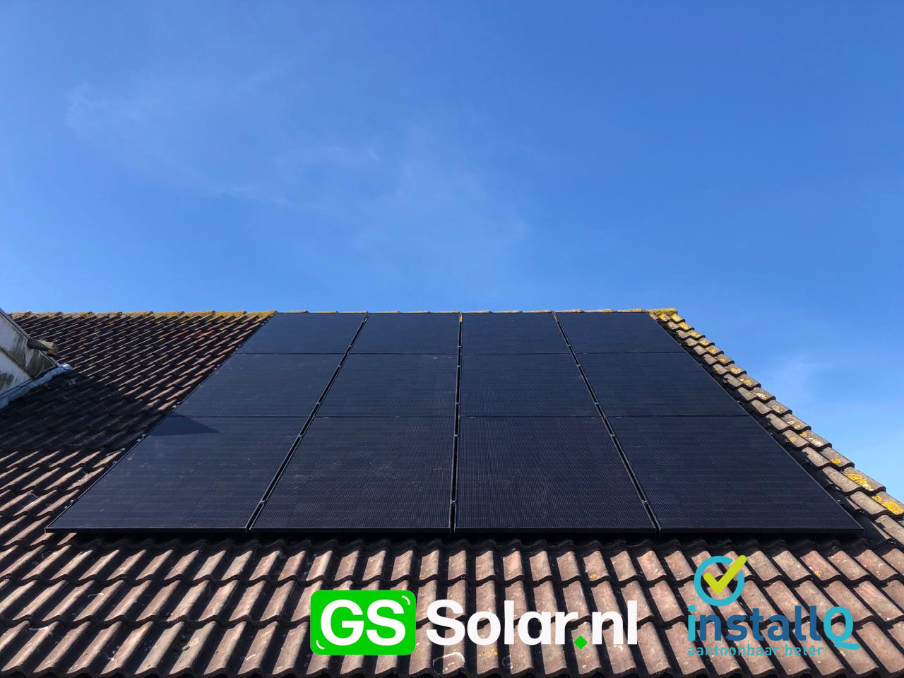 Rijtjeshuis met 12 zonnepanelen op een schuin dak