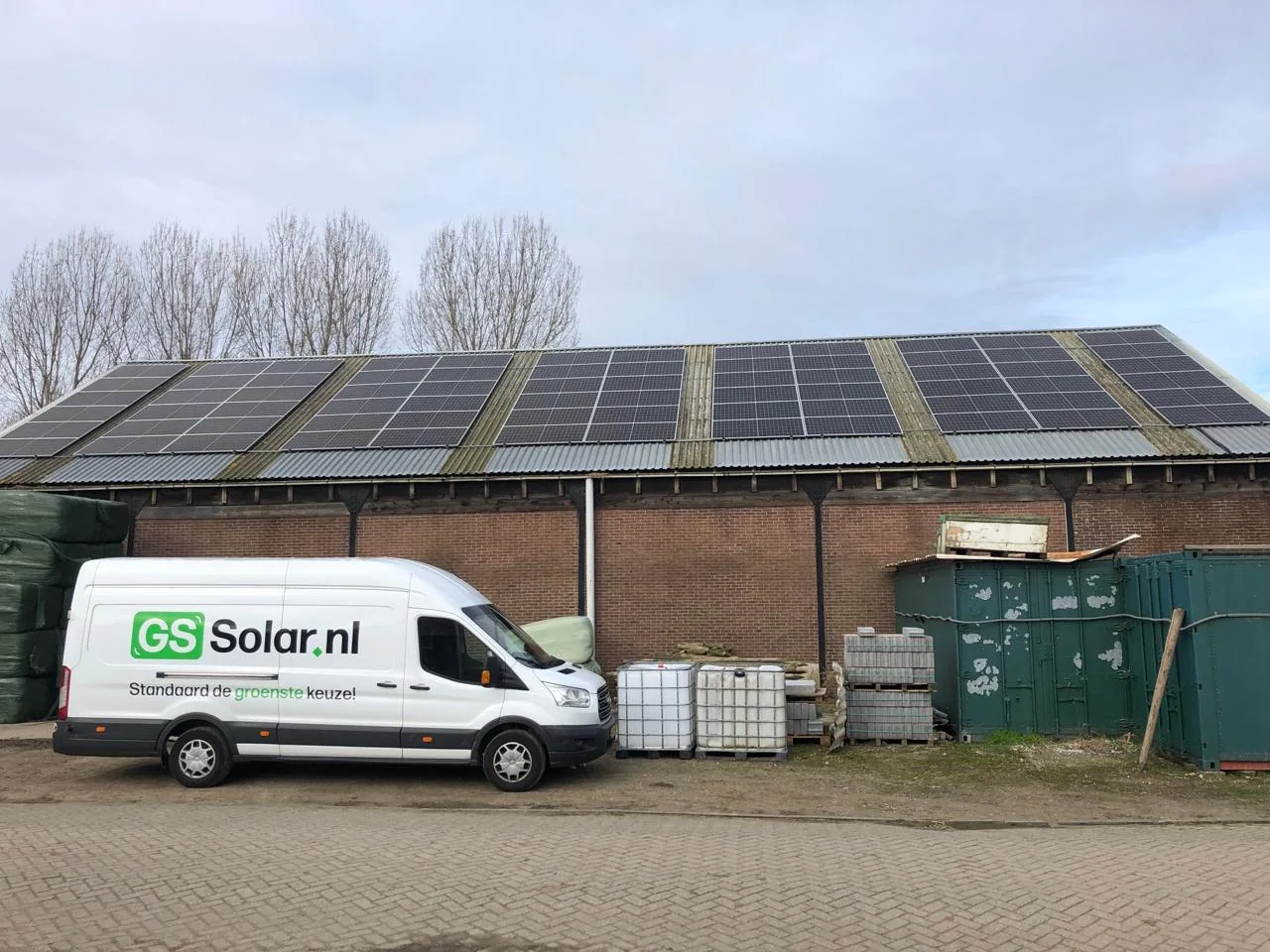 Zonnepaneleninstallatie van GS Solar op een lang agrarisch bedrijfsdak