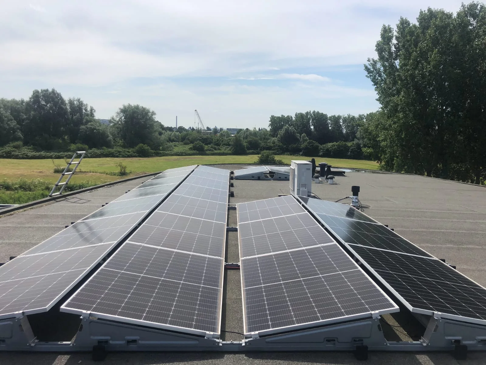Ruime zakelijke zonnepaneleninstallatie van GS Solar op een plat dak