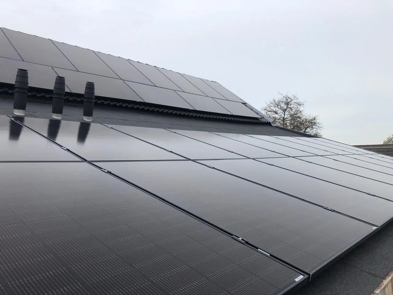 Zonnepanelen op schuine en platte bitumen daken