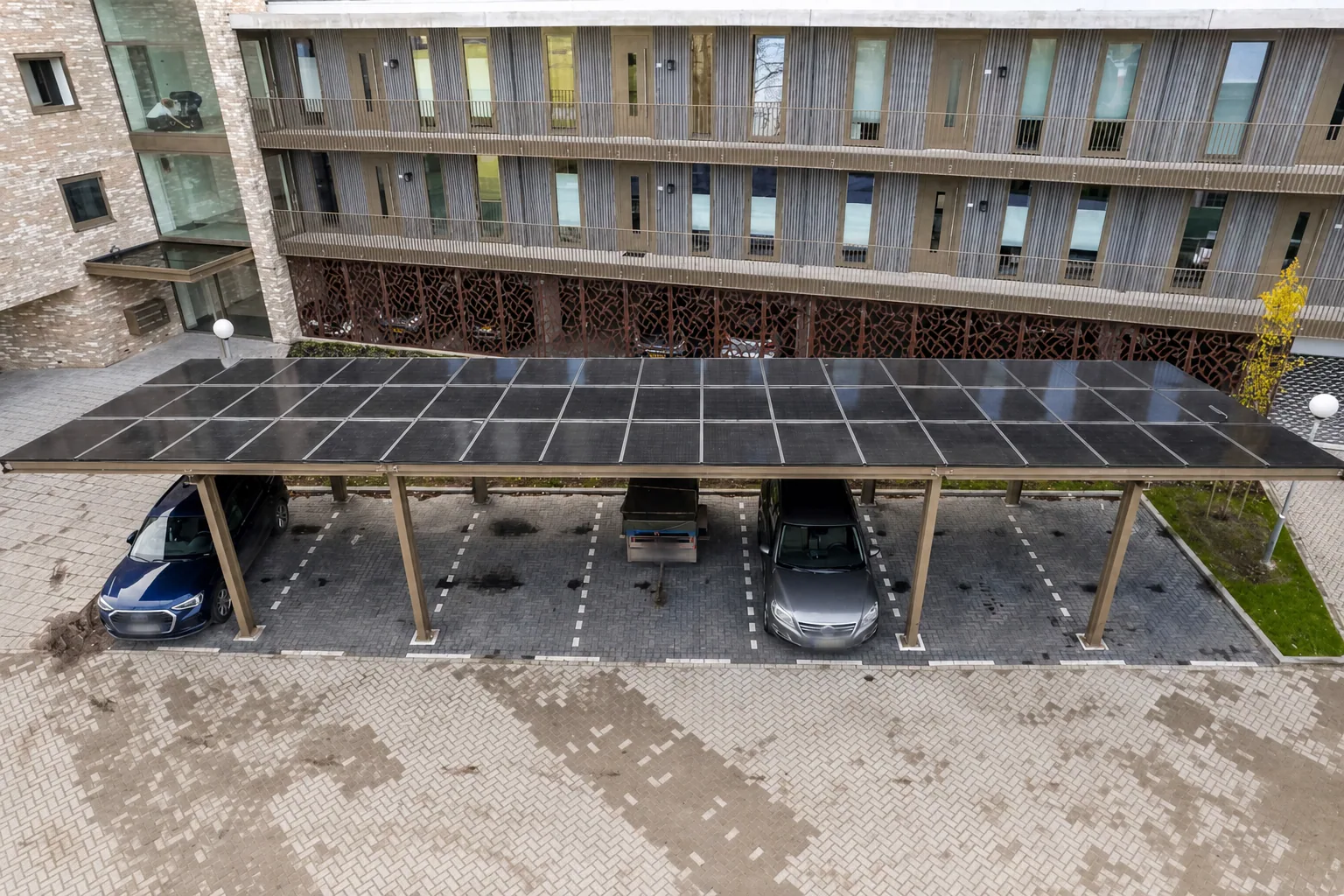 Grote solar carport met vrije parkeer- en looproutes
