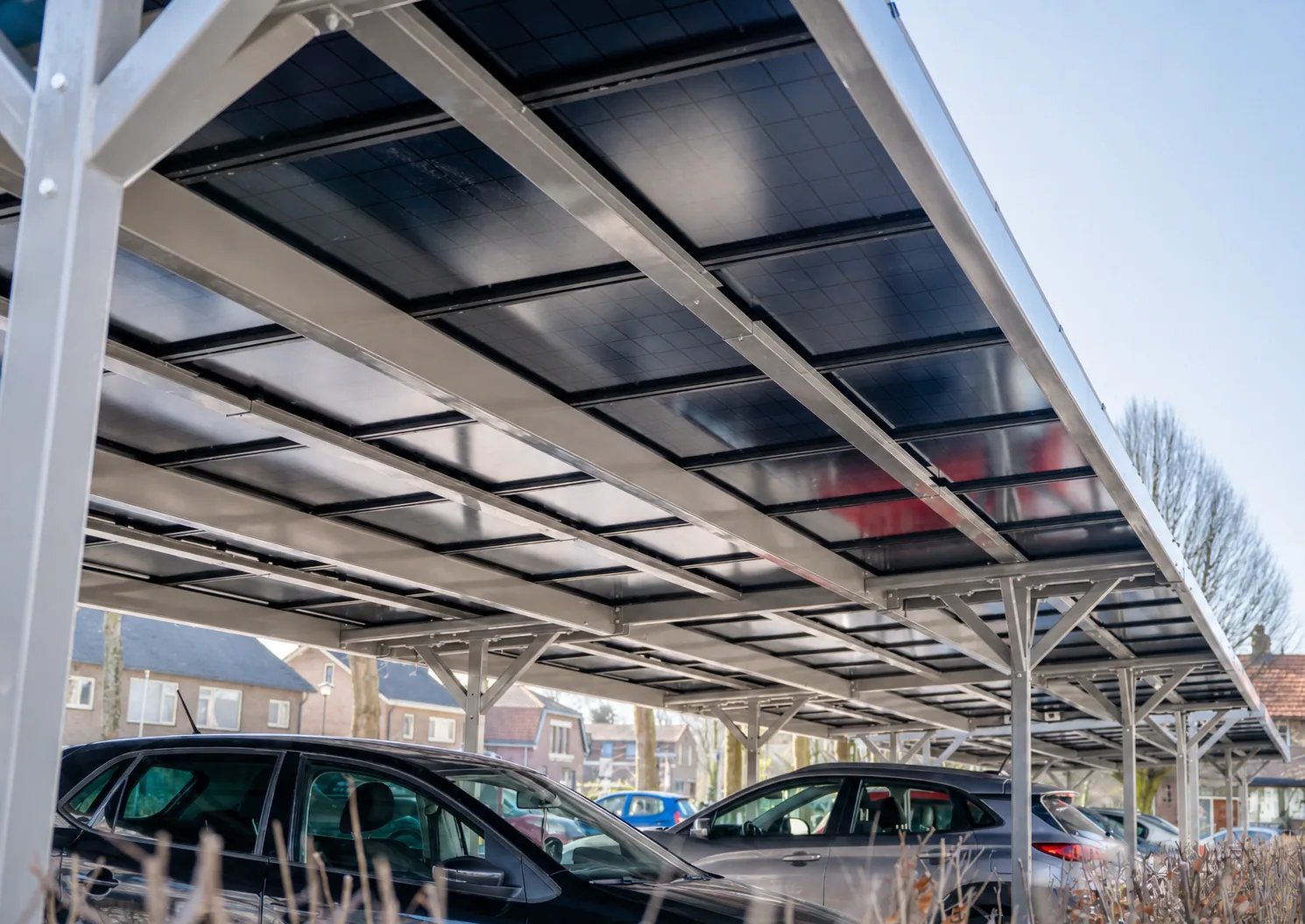 Zonnepanelen geïntegreerd in de constructie van een solar carport