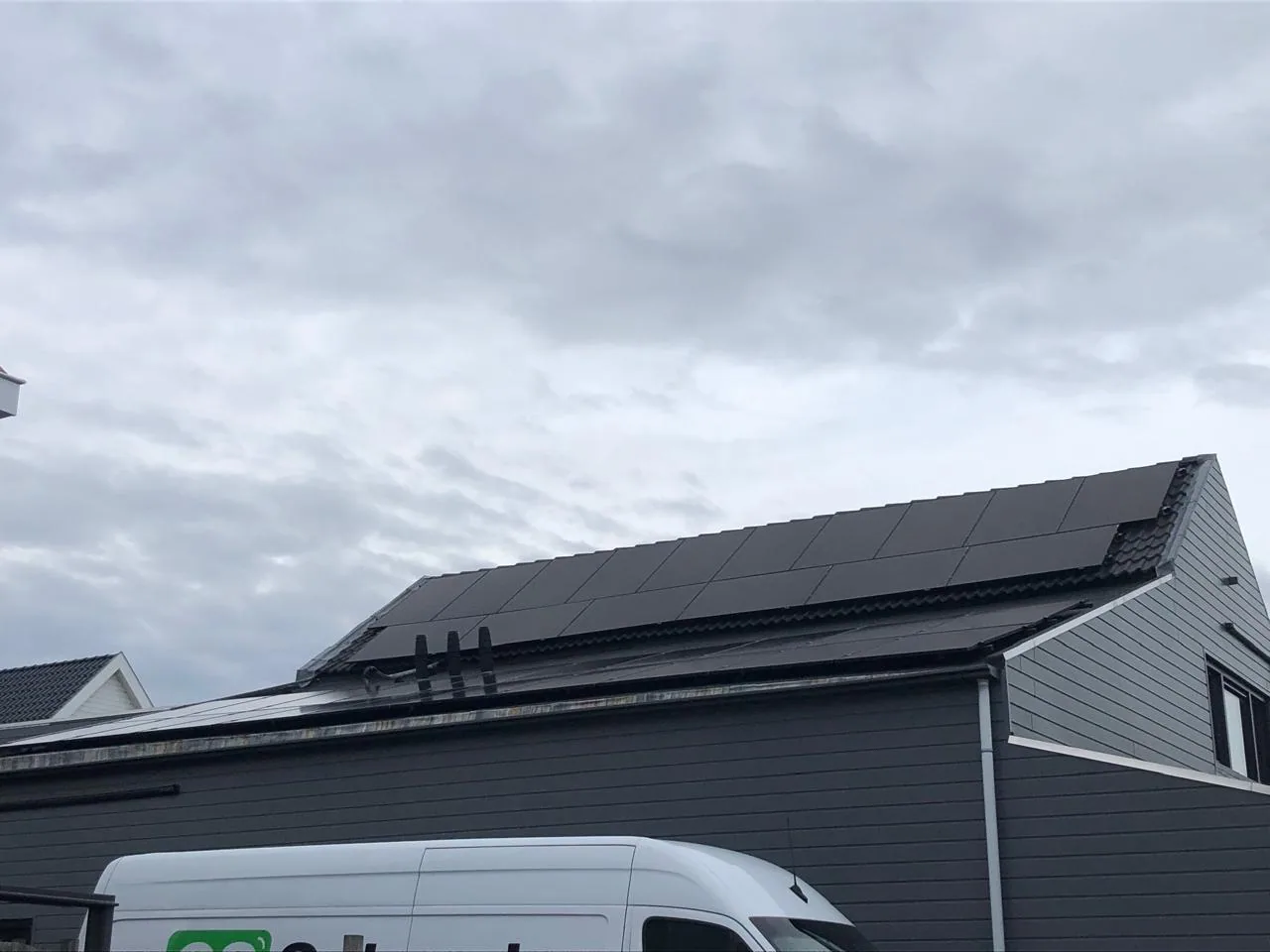 Zonnepanelen op meerdere dakvlakken van aangrenzende gebouwen