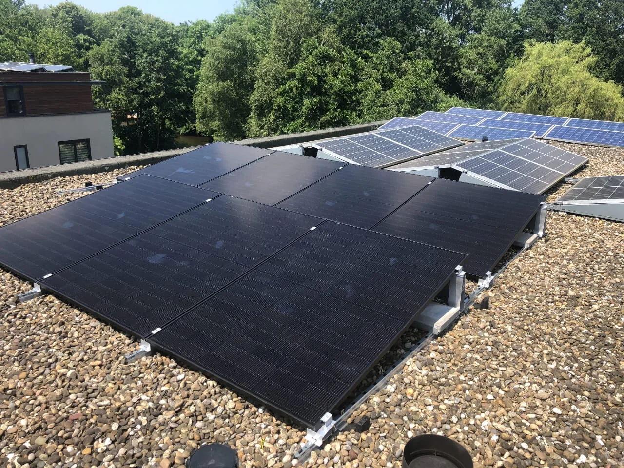 Zonnepanelen van GS Solar op een plat dak met dakgrind