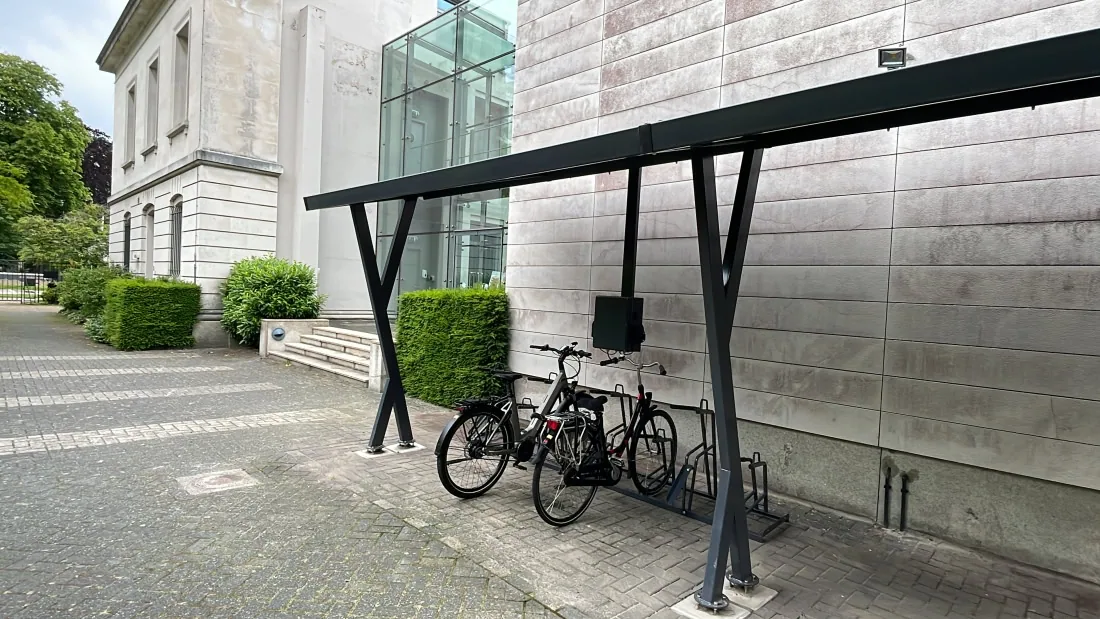 Compacte zwarte solar fietsenstalling met fietsen