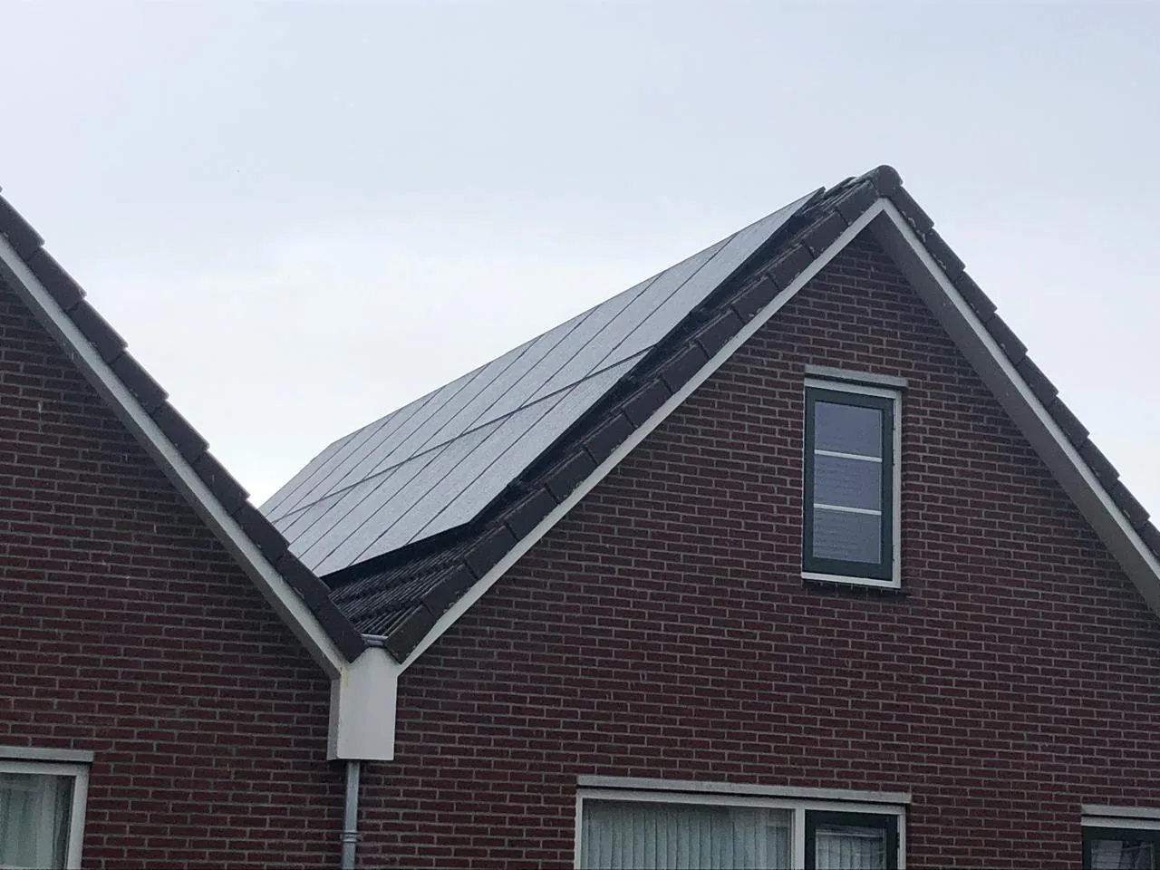 Zonnepanelen op het schuine dak van een vrijstaande woning