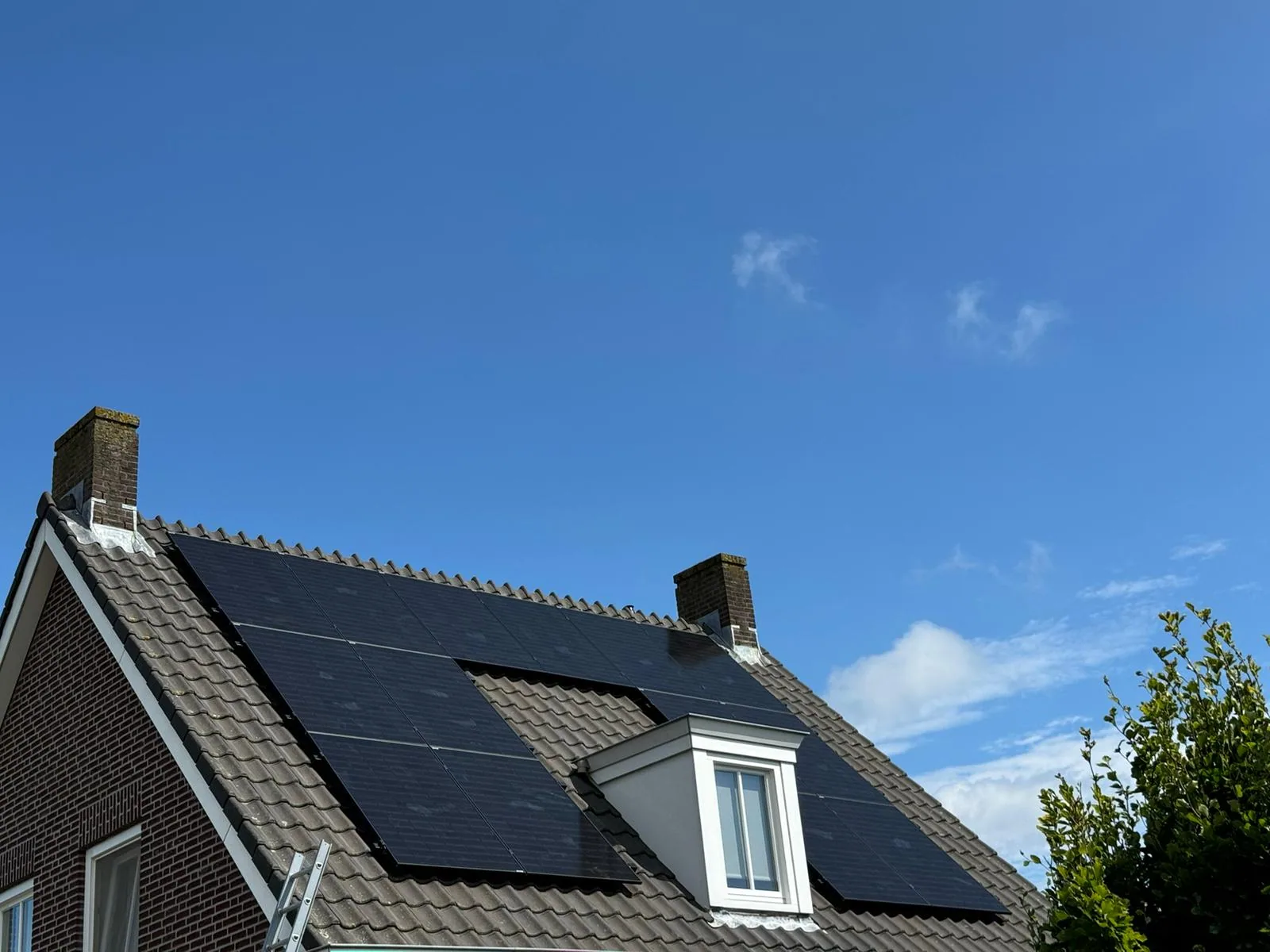Full-black zonnepanelen rond een dakkapel