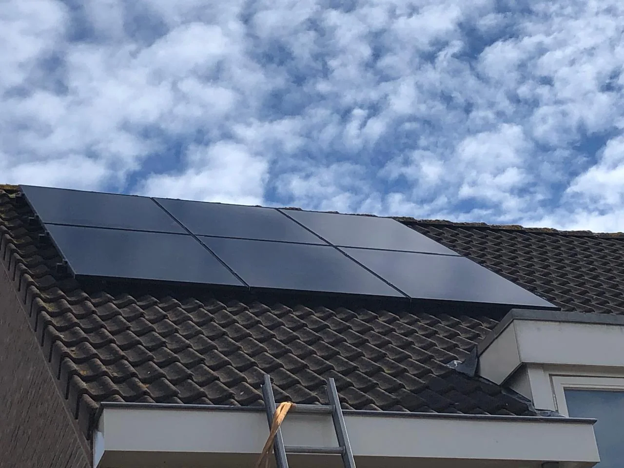 Full-black zonnepanelen van GS Solar op de schuine aanbouw van een woning