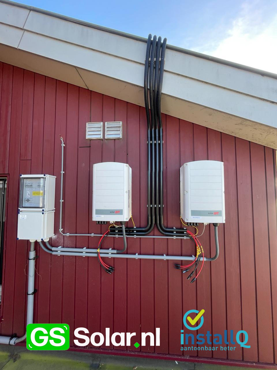 Netjes gebundelde kabeltrajecten naar omvormers op een wand