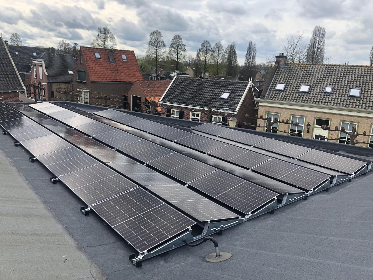 Rijen zonnepanelen op consoles op een plat dak