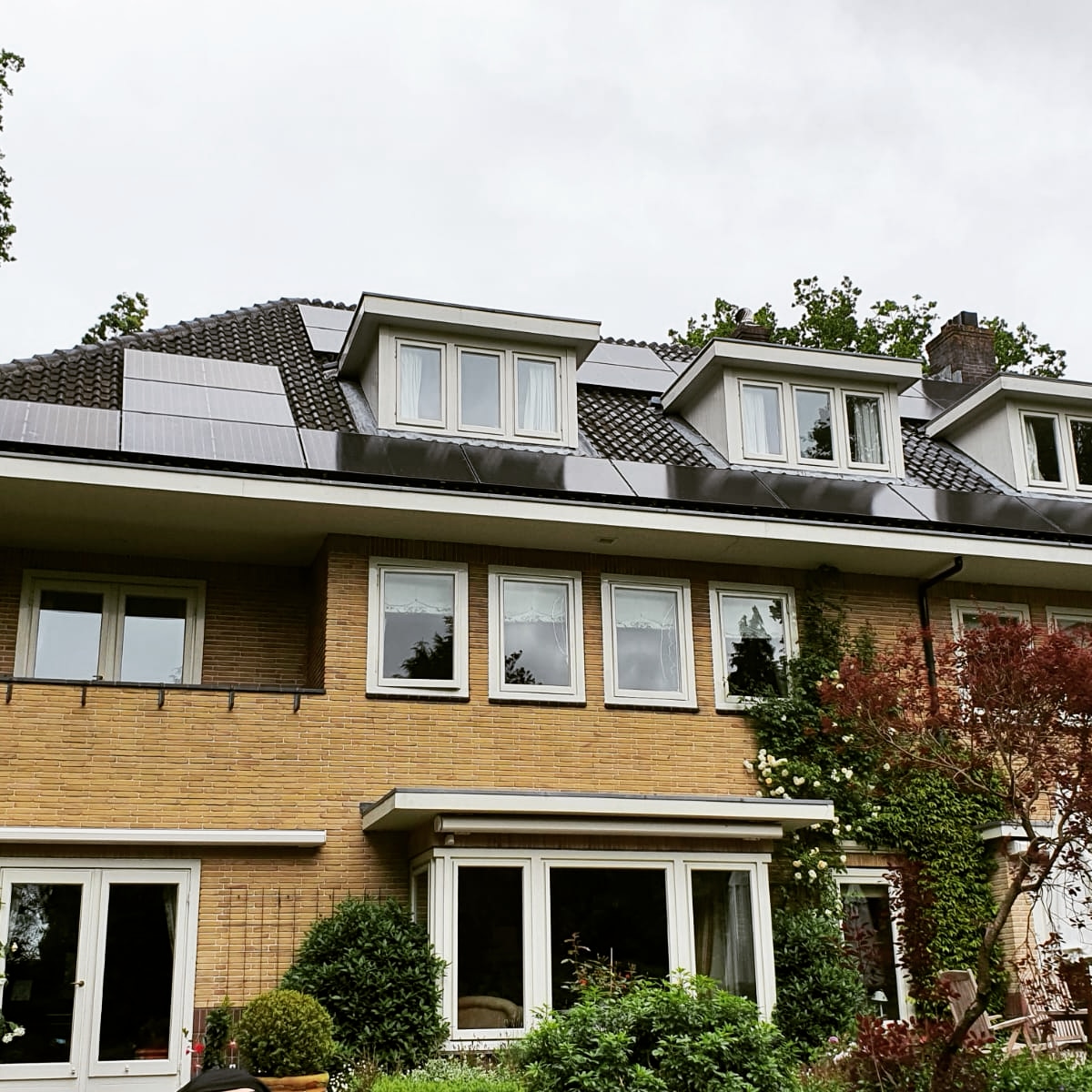 Vrijstaande woning met 24 zonnepanelen en micro-omvormersysteem