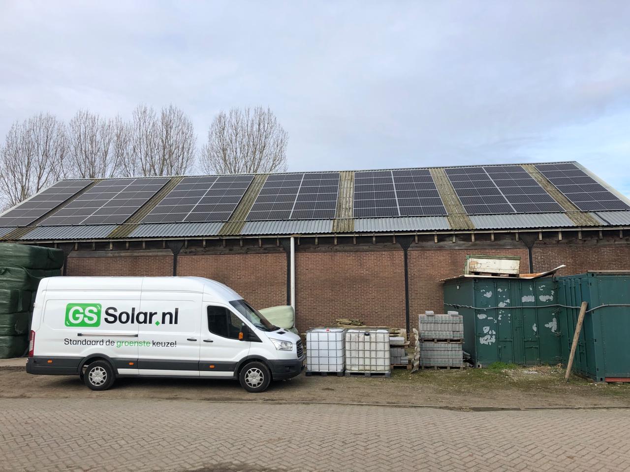 Agrarische schuur vol zonnepanelen met GS Solar-bedrijfsbus ervoor