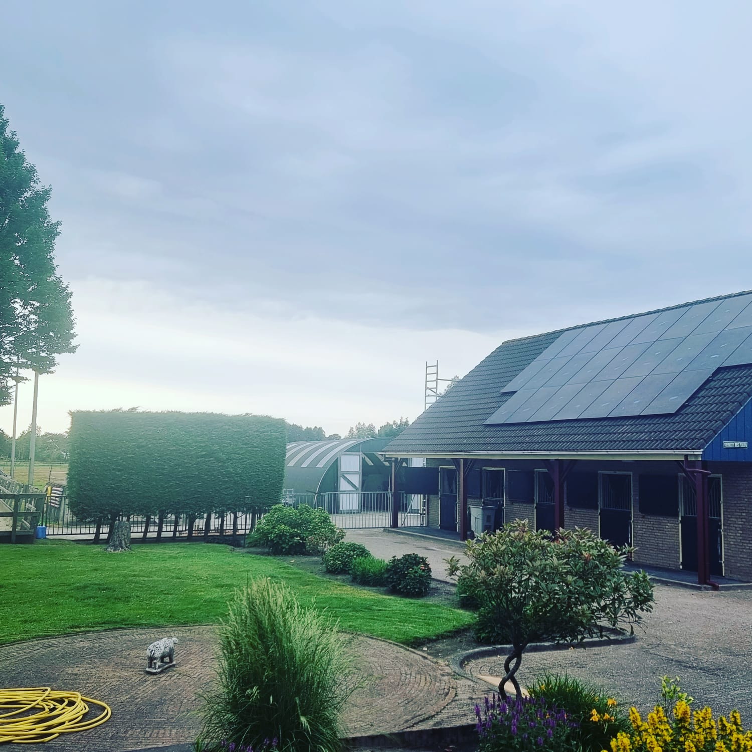 GS Solar-servicebus voor een bedrijfshal met zonnepanelen