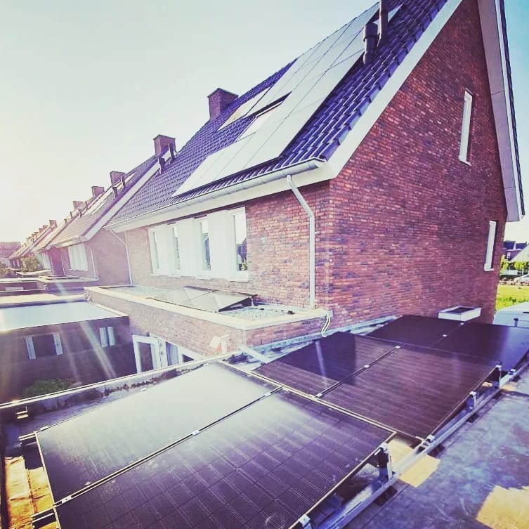 Woonhuis met 22 zonnepanelen op schuin en plat dak