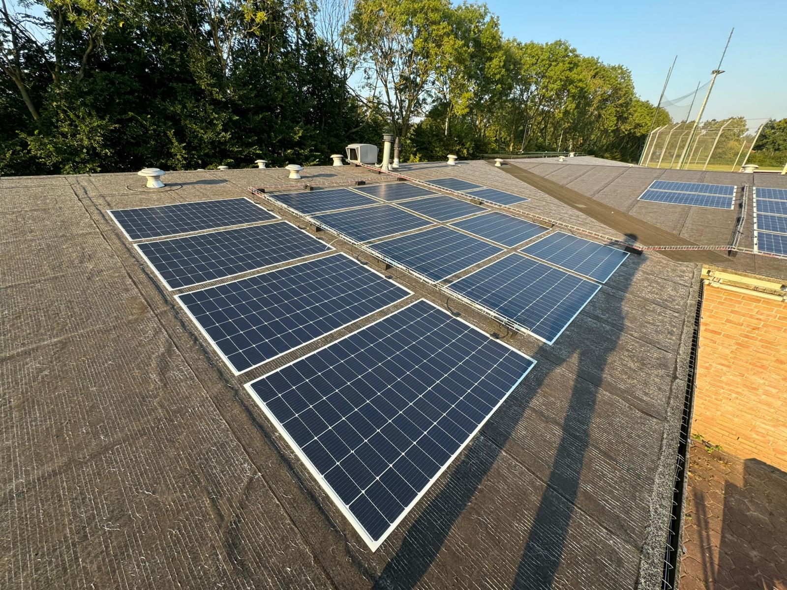 Lichtgewicht zonnepanelen verlijmd op een plat bitumendak