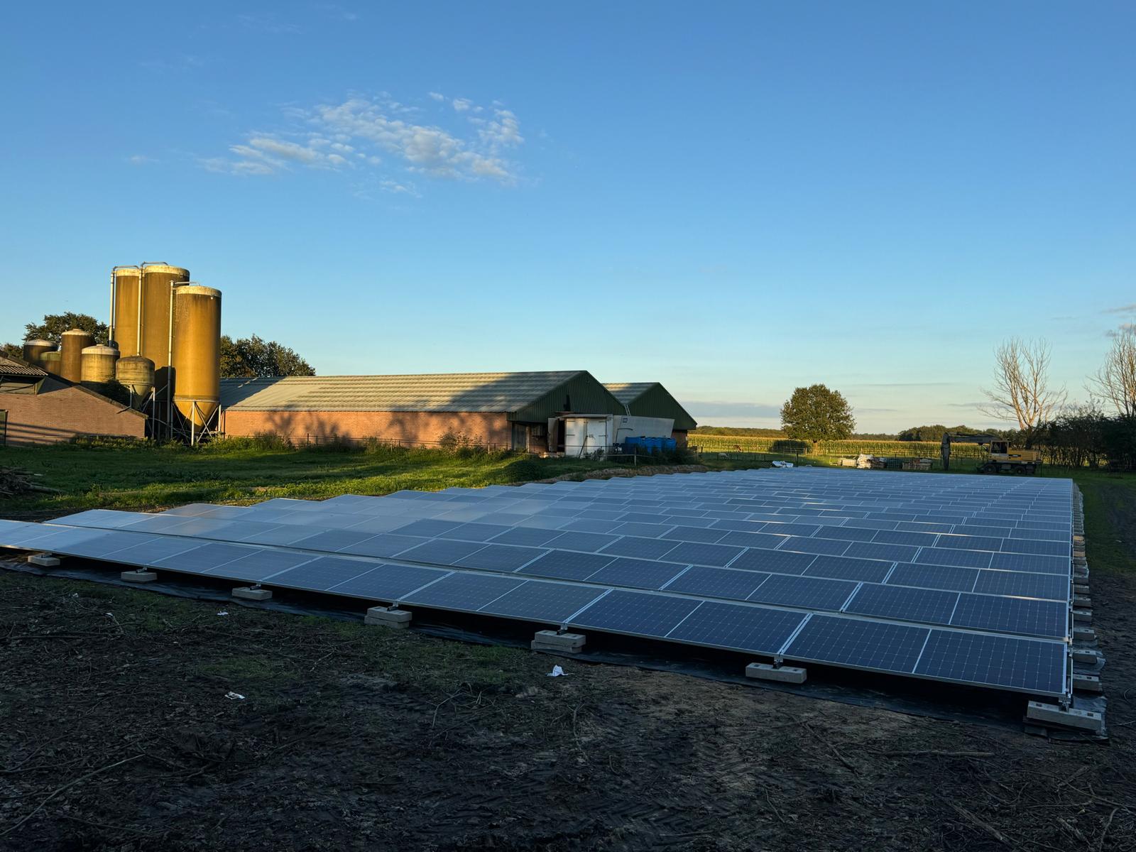 Grote veldinstallatie met zonnepanelen op een agrarisch terrein